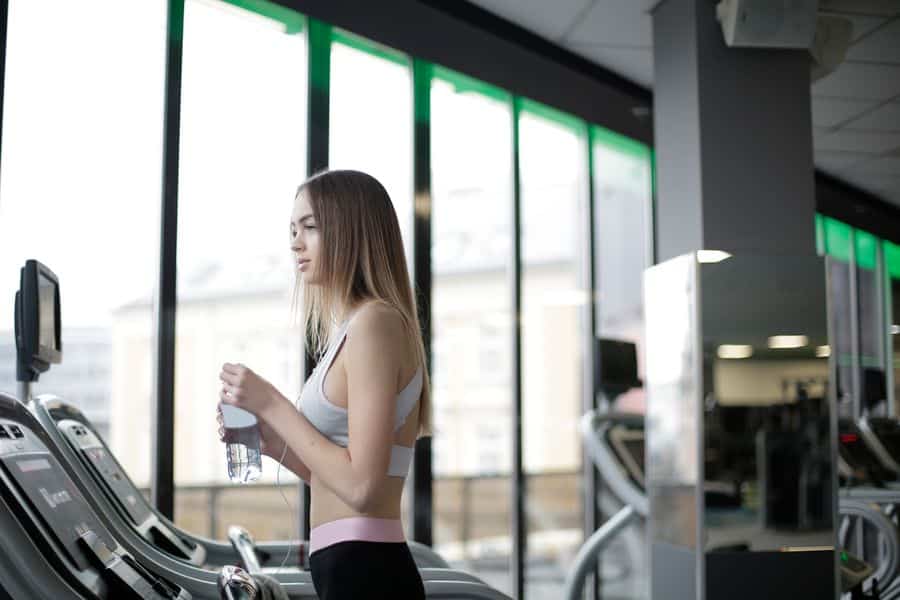 atleta femenina gimnasio moderno 1 Atleta femenina en gimnasio moderno