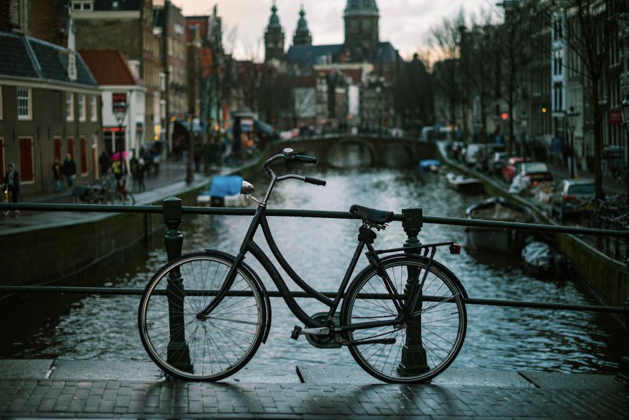 bicicleta clasica puente amsterdam 2 Bicicleta clásica en puente Amsterdam