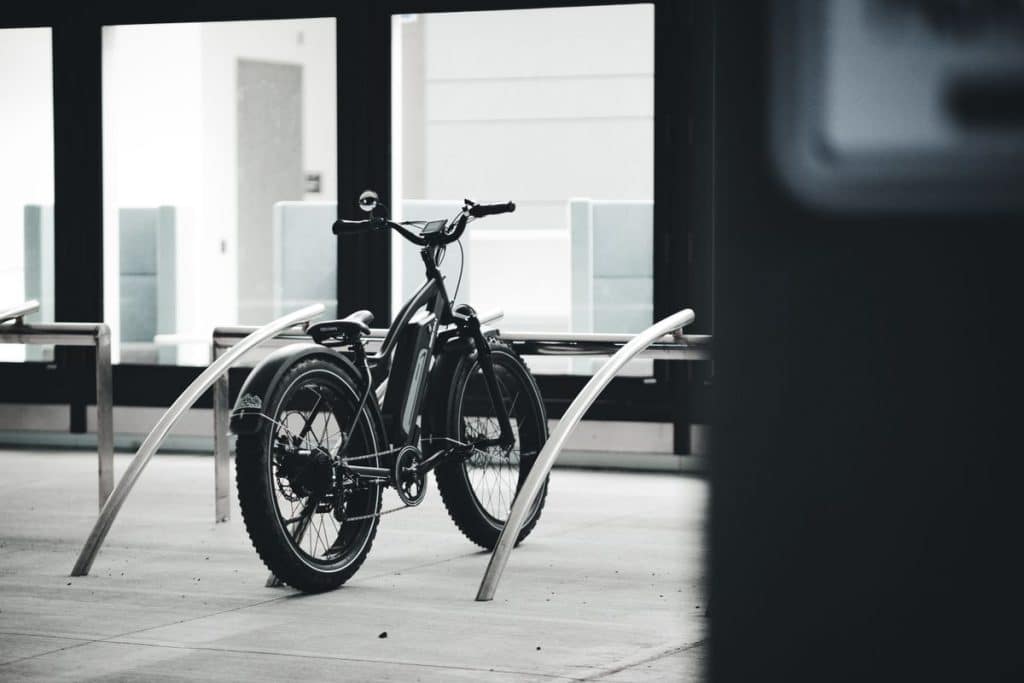 bicicleta electrica urbana estacionada Bicicleta eléctrica urbana estacionada