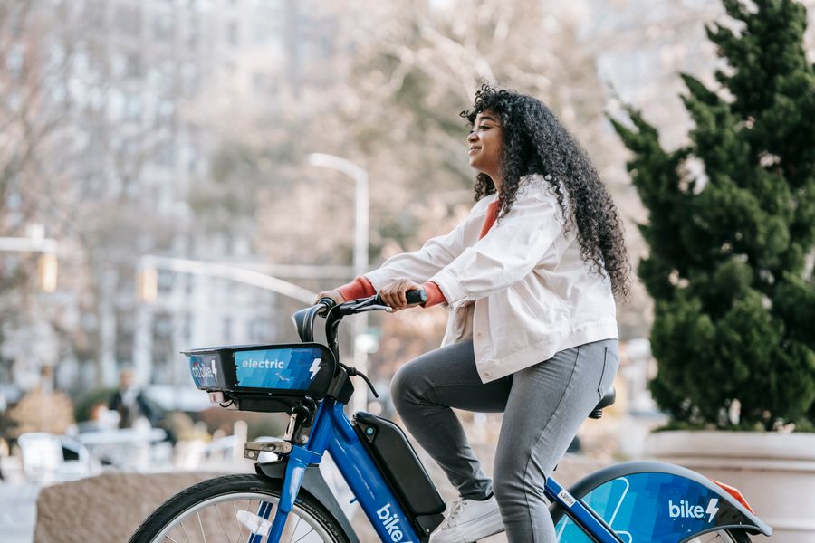 bicicleta electrica urbana mujer afroamericana 1 Bicicleta eléctrica urbana mujer afroamericana