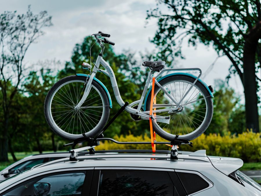 Bicicleta en portaequipajes de coche