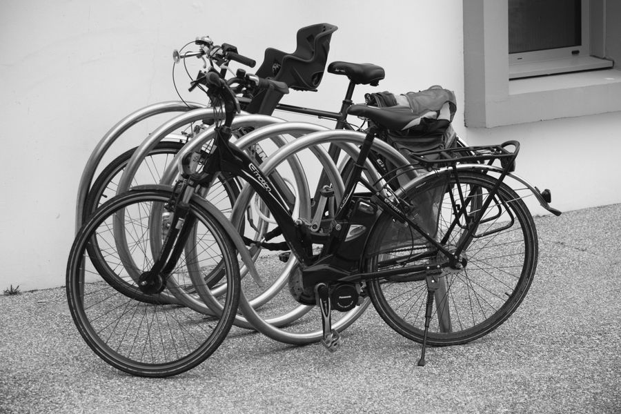 bicicletas electricas urbanas estacionadas 1 Bicicletas eléctricas urbanas estacionadas