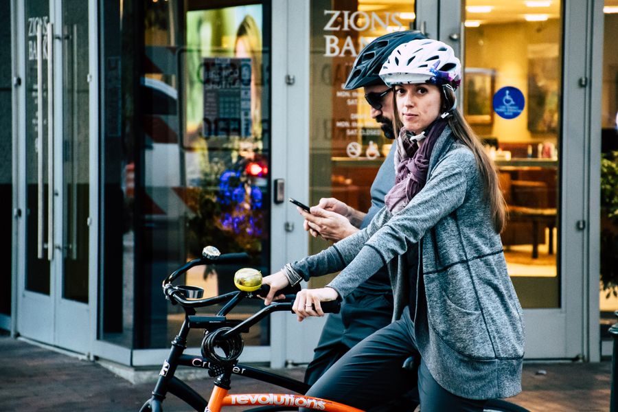 Ciclistas con teléfonos en ciudad urbana