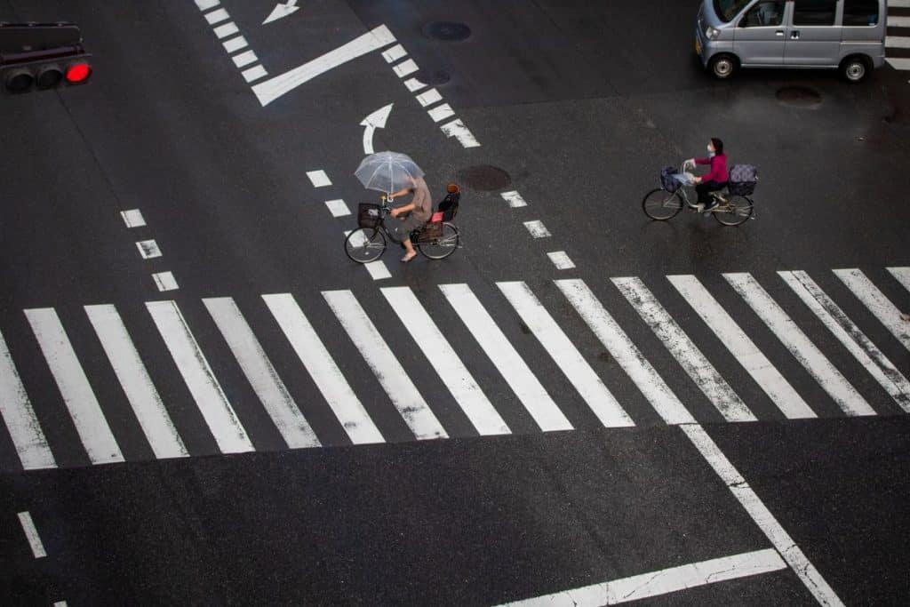 ciclistas urbanos bicicletas hibridas bajo lluvia Ciclistas urbanos con bicicletas híbridas bajo lluvia