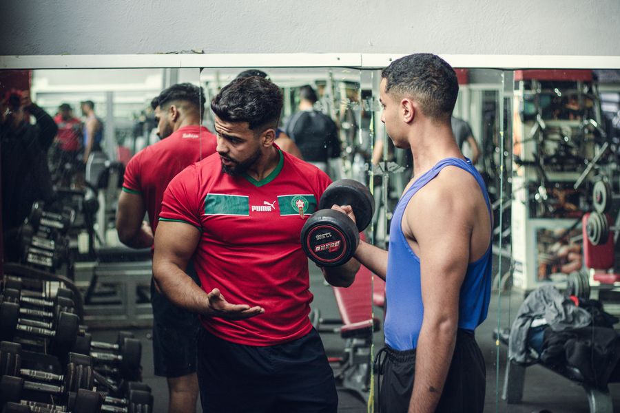 entrenador fitness tecnica pesas 1 Entrenador fitness y técnica de pesas