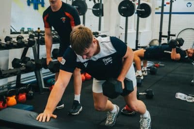 Errores comunes al entrenar con mancuernas y cómo evitarlos
