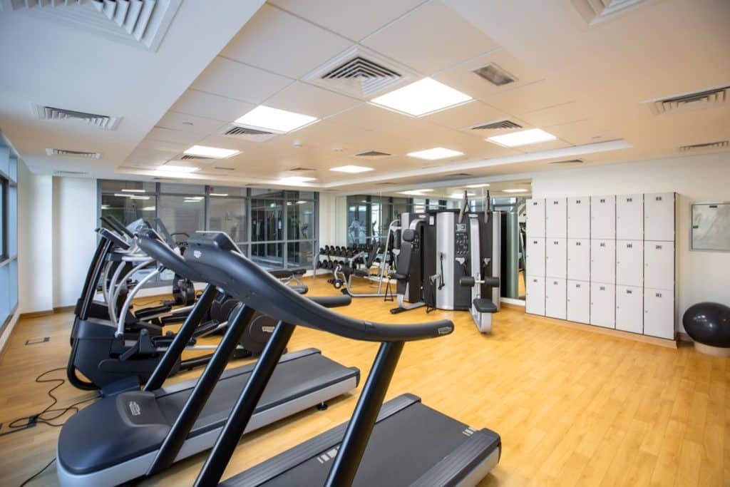 gimnasio caminadoras cardio fuerza Gimnasio con caminadoras para cardio y fuerza