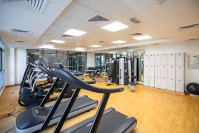 Guía completa para combinar fuerza y cardio en la caminadora