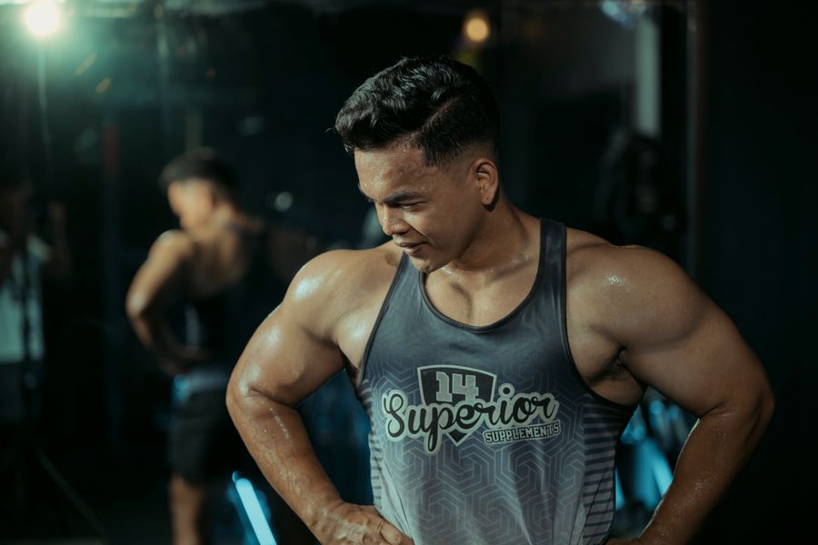 Hombre musculoso en gimnasio para volumen muscular