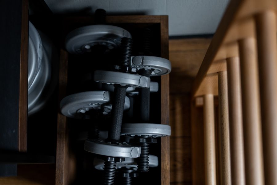 Mancuernas apiladas en gimnasio