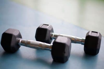 Guía para elegir mancuernas ideales para entrenar en casa