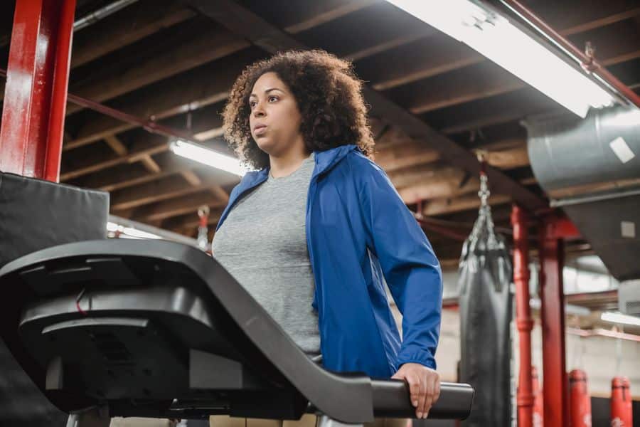 Mujer en caminadora gimnasio