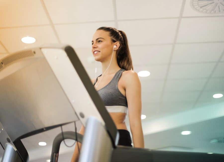 mujer fit corriendo caminadora adelgazar 1 Mujer fit corriendo en caminadora para adelgazar