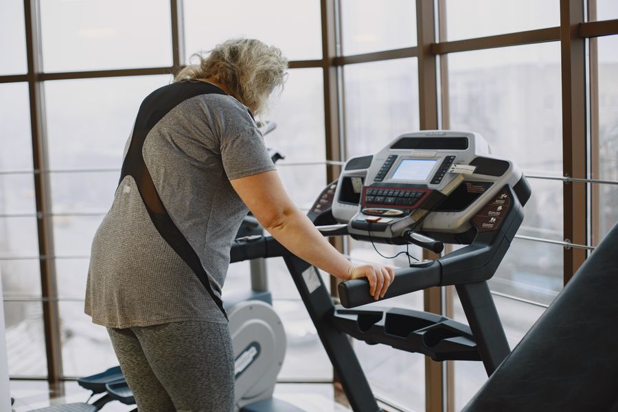 mujer mayor cinta correr 2 Mujer mayor en cinta de correr