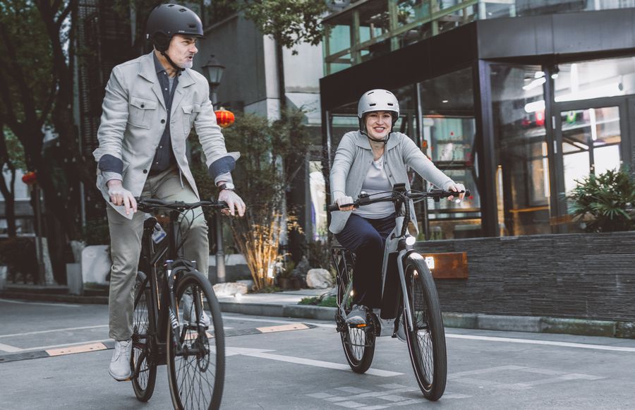 Paseo en bicicleta urbana pareja