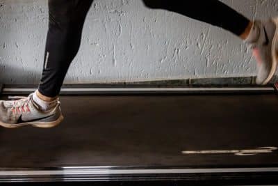 Guía completa para entrenar en caminadora: rutinas, beneficios y consejos