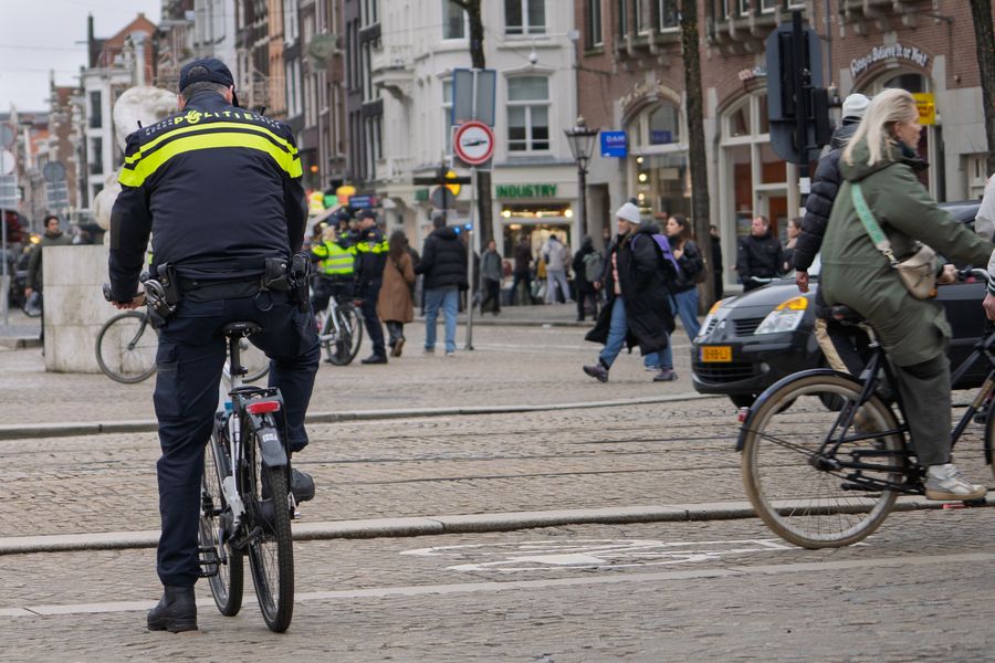 policia bicicleta ciudad urbana 2 Policía en bicicleta en ciudad urbana