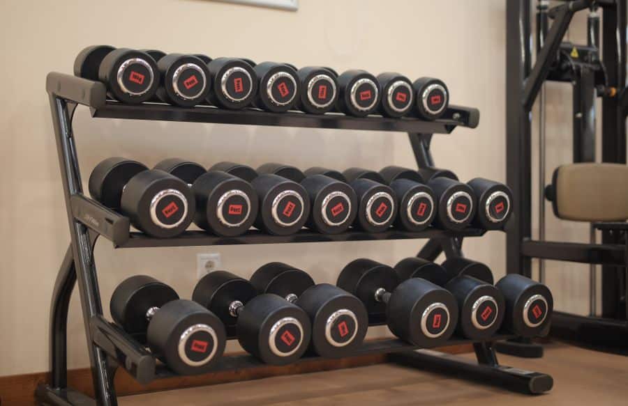 Racks para mancuernas en gimnasio