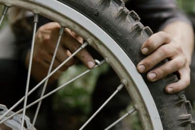 Cómo cambiar la rueda de tu bicicleta: guía fácil paso a paso