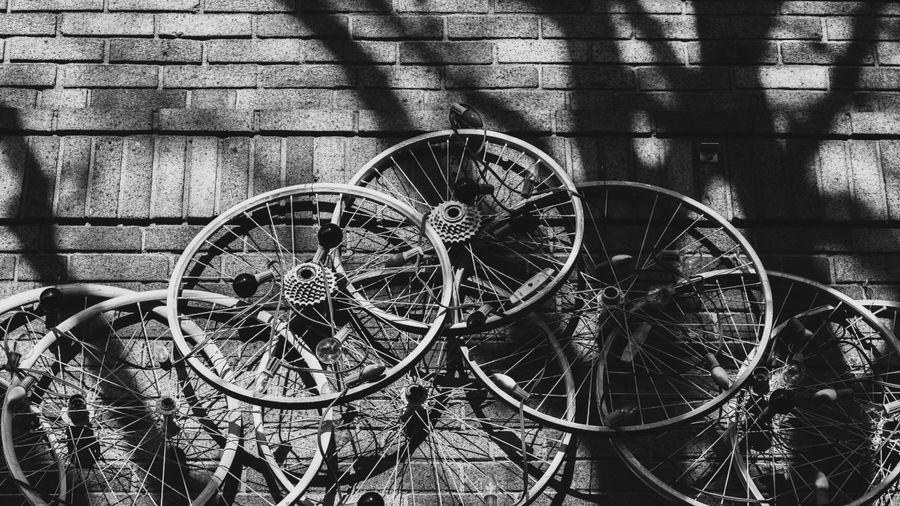 Ruedas de bicicleta contra muro de ladrillo