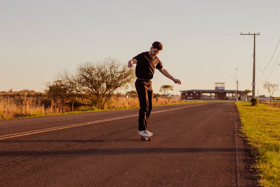 skateboarder joven carretera rural 2 Skateboarder joven en carretera rural