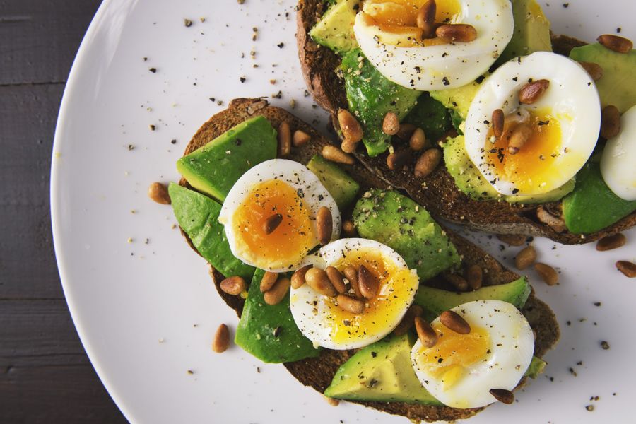 Tostada de aguacate y huevo para masa muscular