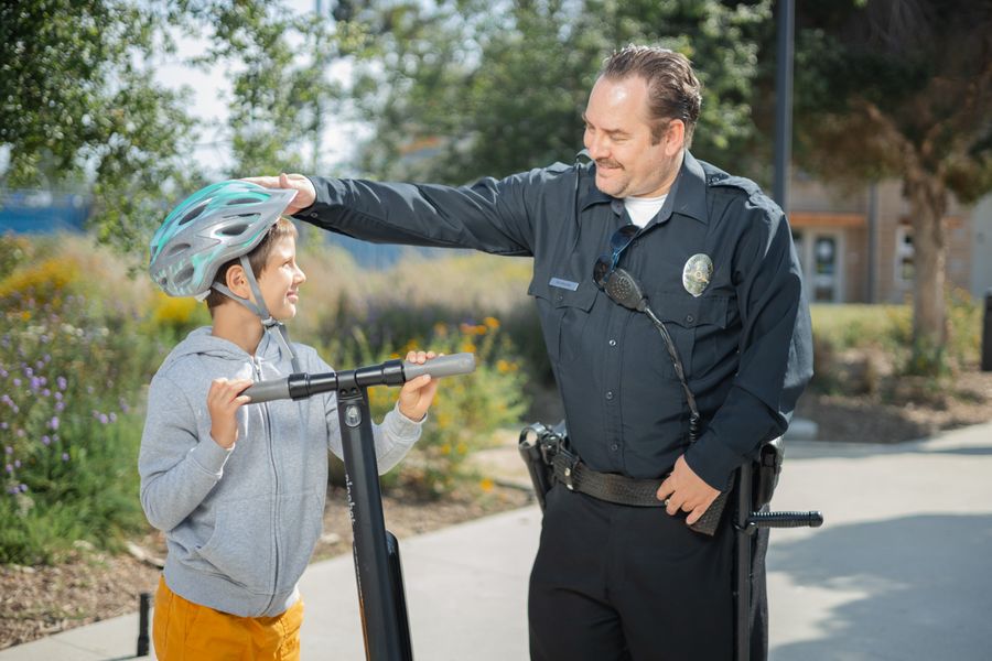 Agente de policía y niño con casco
