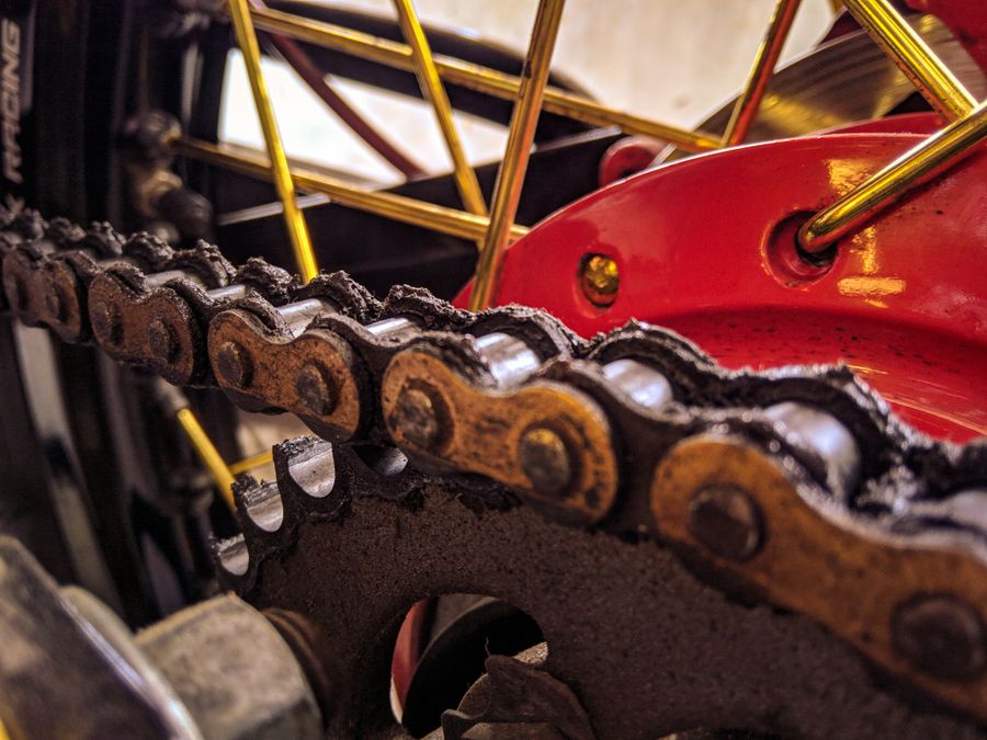 Cadena de bicicleta y sistema de transmisión