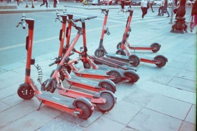 Monopatín eléctrico: ventajas, desventajas y claves de uso en ciudad