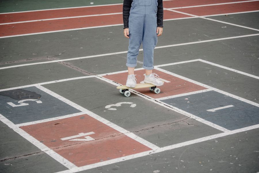 Niño en monopatín eléctrico Penny Board