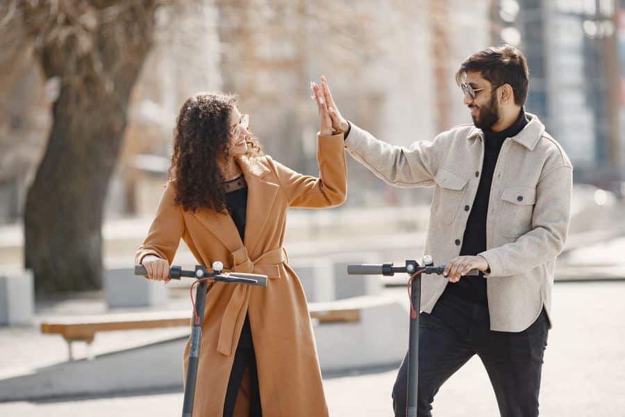 pareja patinetes electricos urbanos 1 Pareja en patinetes eléctricos urbanos