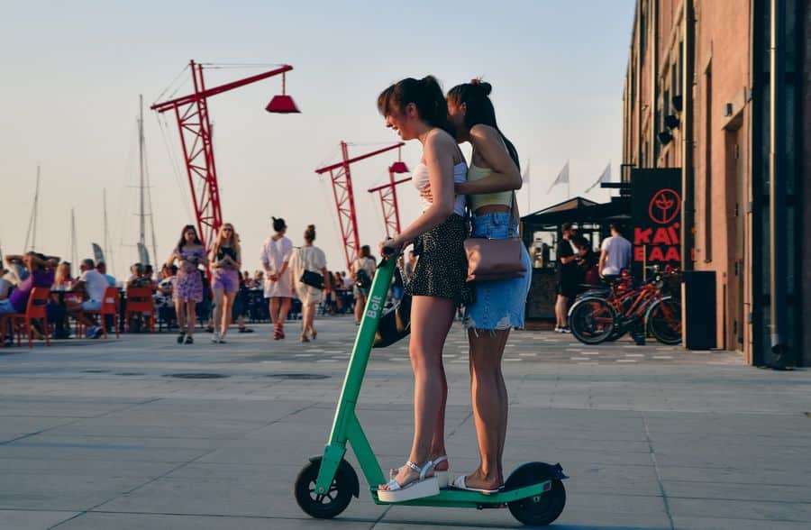 Patineta eléctrica en paseo urbano