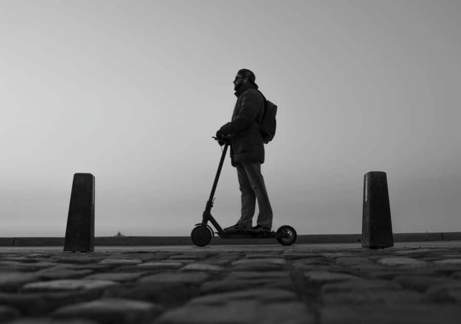 Patinete eléctrico en camino empedrado