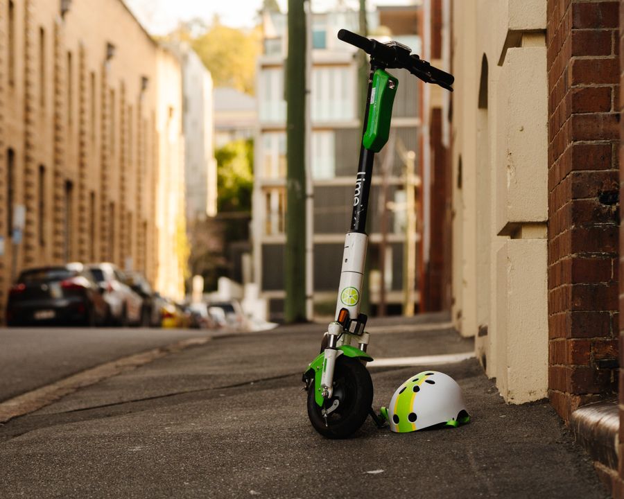Patinete eléctrico con casco de seguridad
