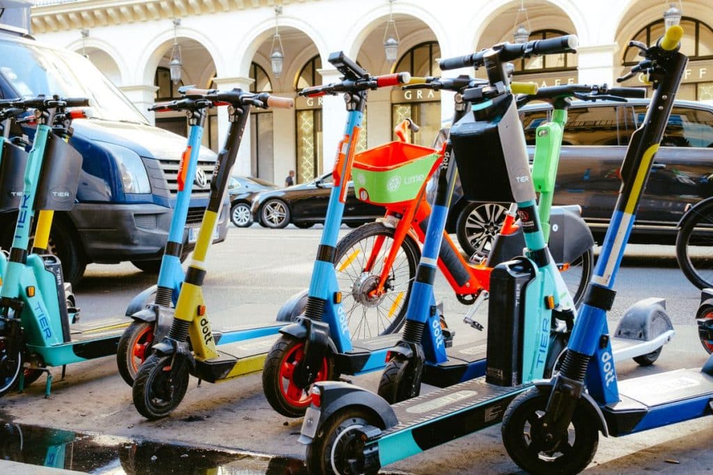 patinetes electricos bicicletas urbanas Patinetes eléctricos y bicicletas urbanas