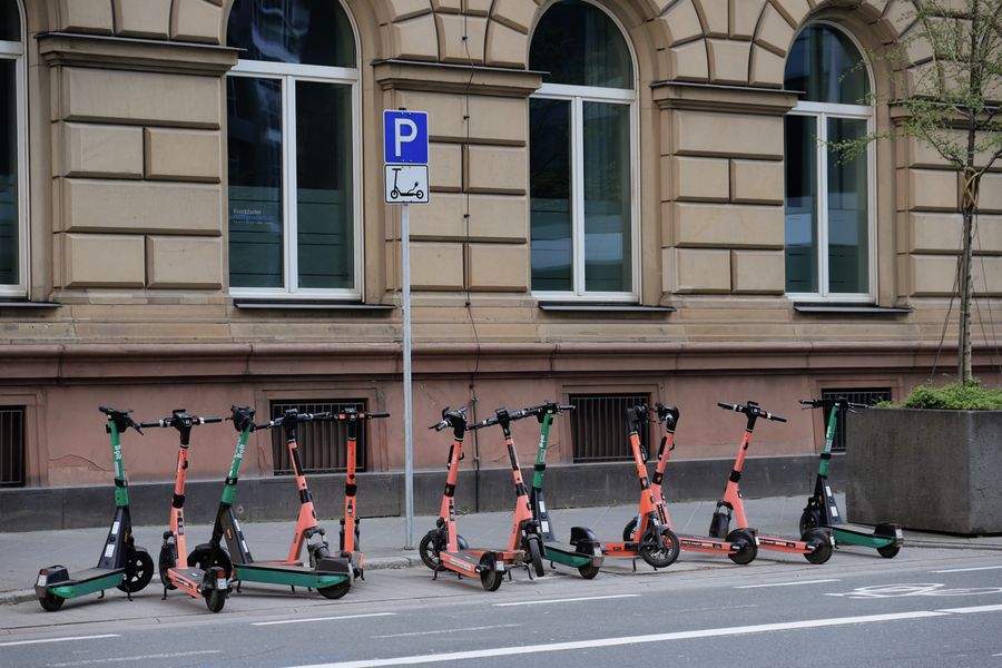 Patinetes eléctricos estacionados en ciudad