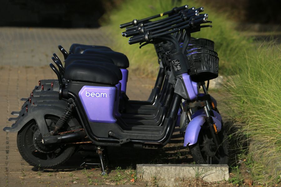 patinetes electricos purple beam estacionados 2 Patinetes eléctricos Purple Beam estacionados