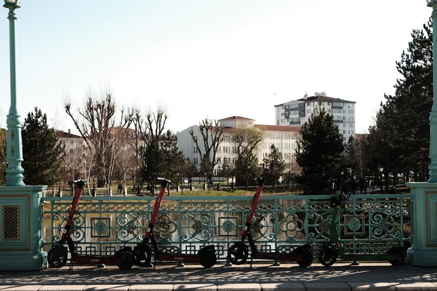 Scooters eléctricos en parque urbano