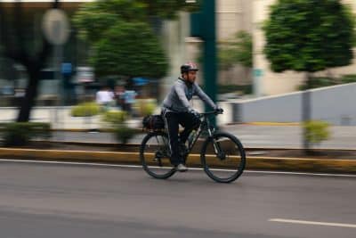 Bicicleta eléctrica vs bicicleta convencional: peso, talla y cuál te conviene