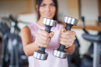 Cómo elegir mancuernas para entrenar en casa según peso, agarre y espacio
