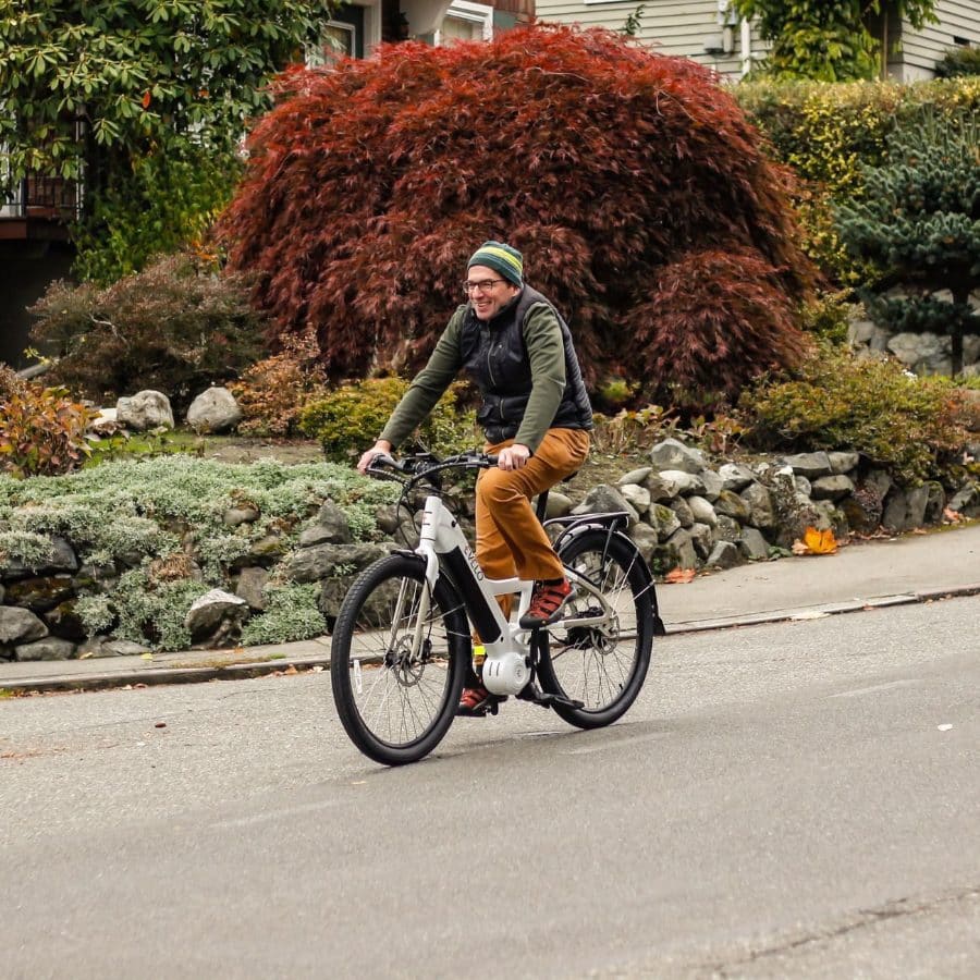 Batería extraíble de 36 V de una bicicleta eléctrica urbana junto a su cargador