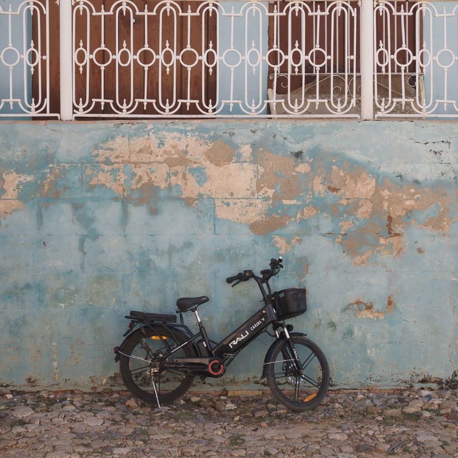 Bicicleta eléctrica urbana plegable de rueda 20 plegada al lado de la puerta de un ascensor