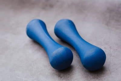 Mancuernas de hierro vs mancuernas de neopreno: cuál elegir según el peso y el uso real